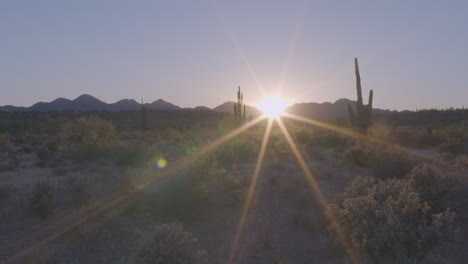 tiro de lapso de tiempo de puesta de sol detrás de las montañas en el desierto ubicado en flagstaff arizona