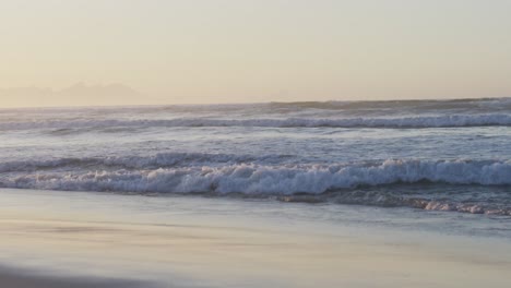 Meer-Mit-Wellen-Und-Blauem-Himmel-Am-Sonnigen-Strand