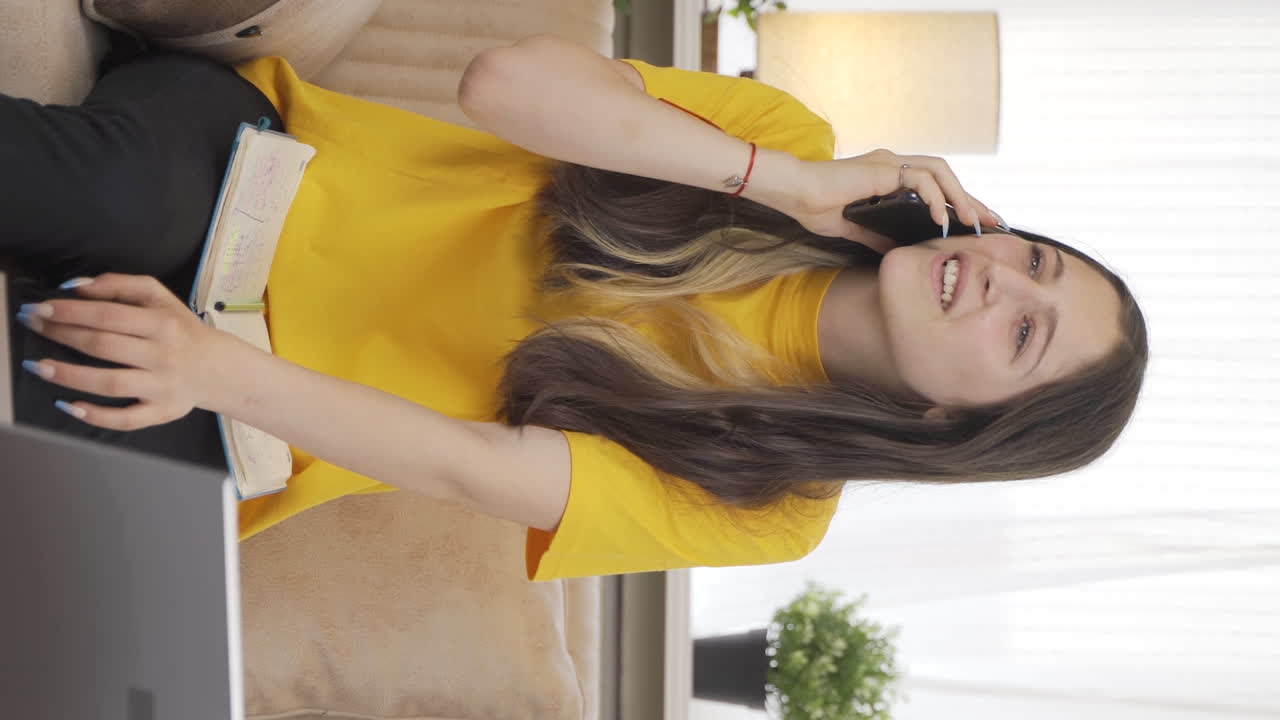 여자 학생이 남자친구와 전화로 채팅하는 수직 비디오.