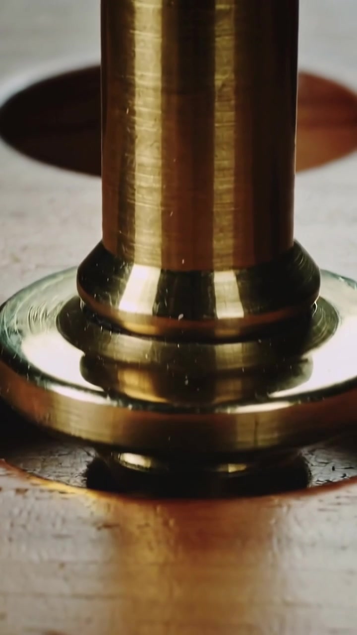 Vertikal video: Senker messingdor som glir inn i en trejigg etter pressing, og justeres med fordypningen