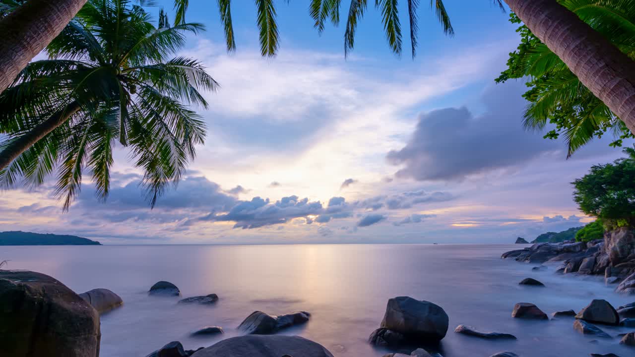 timelapse de palmeras de coco marco en la costa de phuket tailandia hermosa mar islas de phuketa palmeras en el océano. palmeras en la puesta de sol cielo nubes increíbles sobre el mar puesta de sol espacio marino fondo