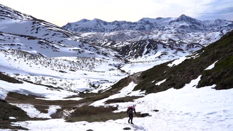 Mujer-Haciendo-Senderismo-Y-Subiendo-Un-Cerro-Nevado