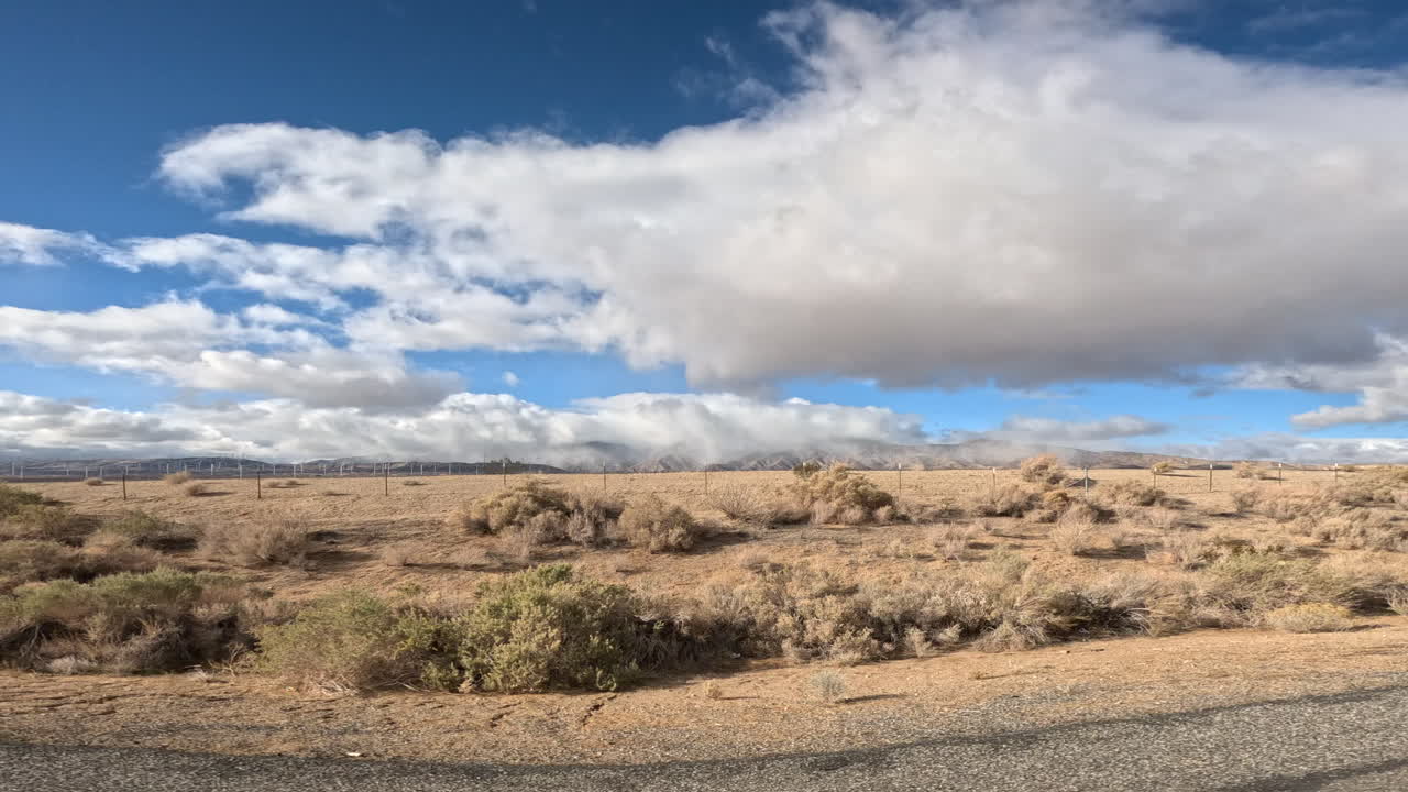 vista desde la ventana del pasajero de un auto conduciendo por el desierto de mojave - hiper lapso
