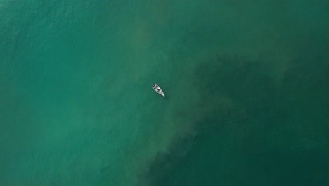 barco anclado en el mar lleno de paz y tranquilidad