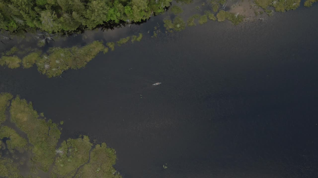 캐나다 퀘벡주 이스트만(eastman)에 있는 르 베르텐드르 숲(le vertendre forest)에 있는 고요한 호수에서 카약 보트를 탑니다.