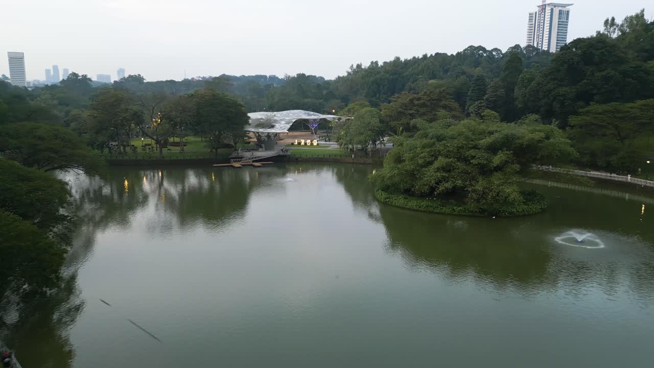 majestuoso droneshot sobre un lago en los jardines botánicos perdana de kuala lumpur, malasia