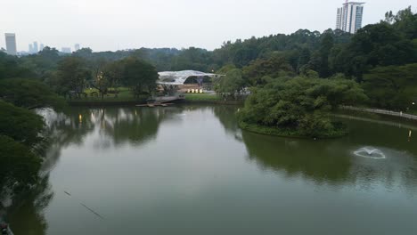 Majestuoso-Droneshot-Sobre-Un-Lago-En-Los-Jardines-Botánicos-Perdana-De-Kuala-Lumpur,-Malasia