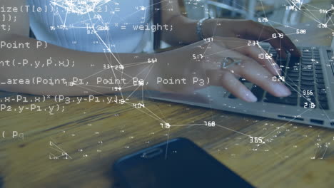 animación de procesamiento de datos sobre conexiones con mujer de negocios asiática usando portátil