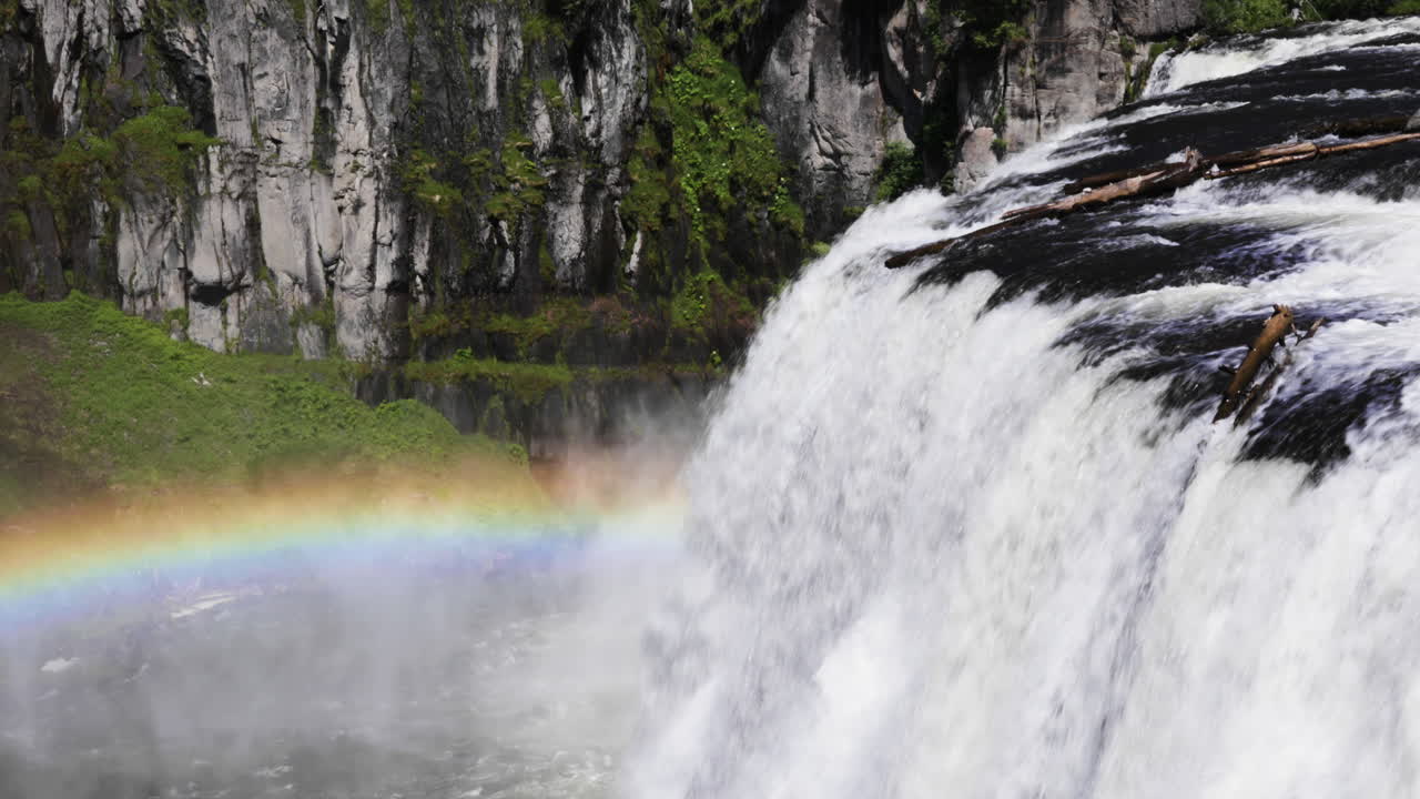 captura fija de un hermoso arco iris sobre la cascada superior de mesa falls