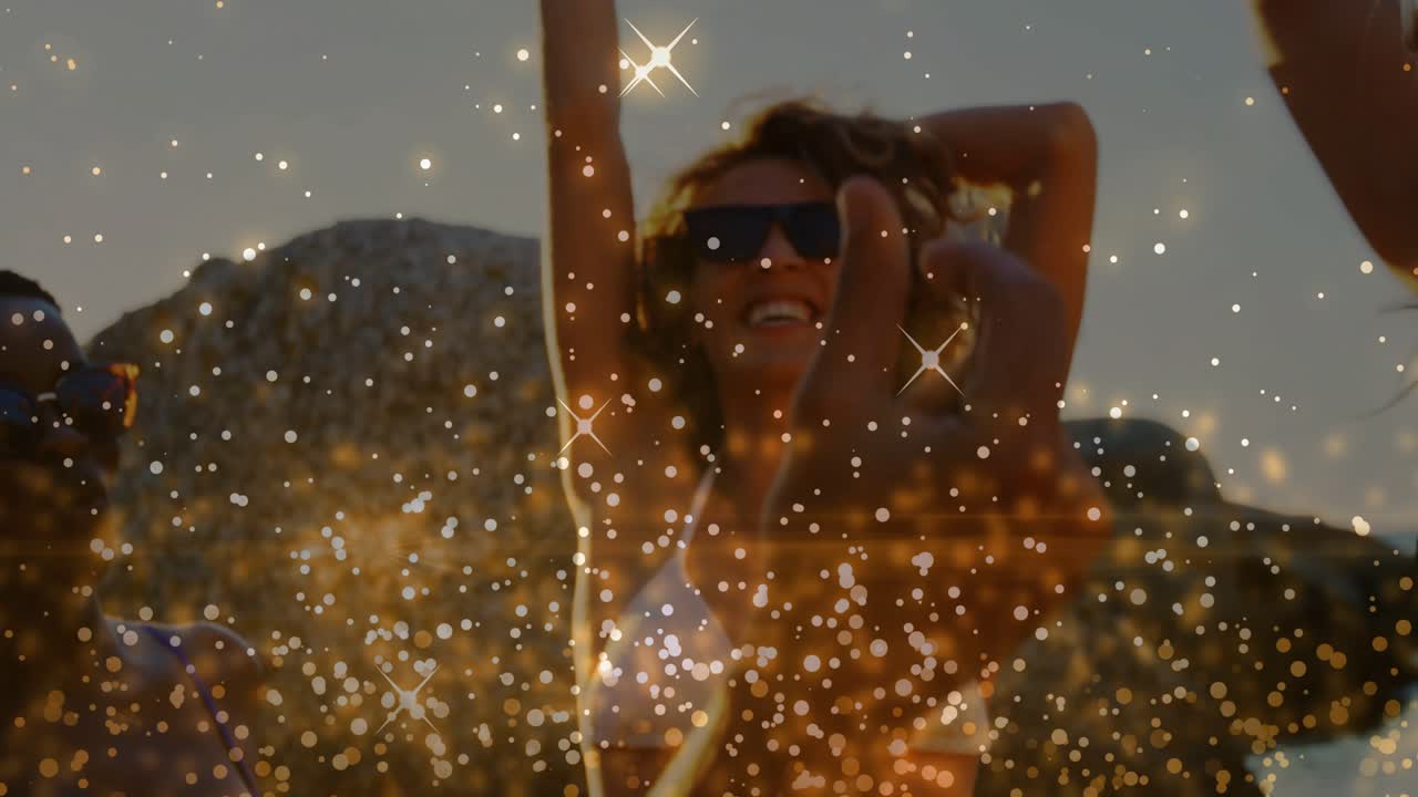 Scintille dorate che si affievoliscono rivelando una donna con occhiali da sole e un bikini bianco che alza le braccia, promuovendo viaggi su una scogliera.