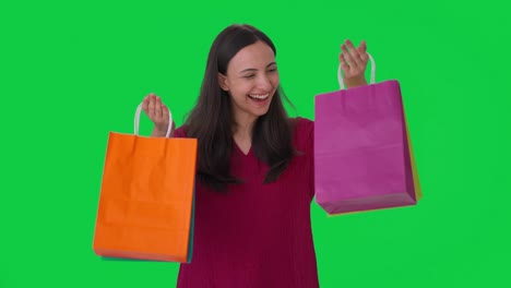mujer india feliz con bolsas de compras pantalla verde