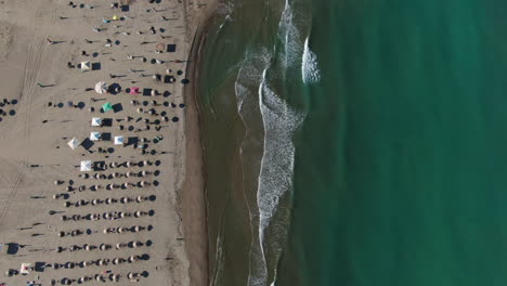 Playas-De-La-Riviera-Albanesa:-Fantástica-Vista-Aérea-Sobre-La-Orilla-De-La-Fantástica-Playa-Albanesa-Y-En-Un-Día-Soleado