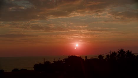 Lapso-De-Tiempo-Al-Atardecer-Y-Nubes-Rodando-Sobre-Un-Mar-De-Verano-Griego