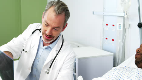 médico discutiendo rayos x con el paciente