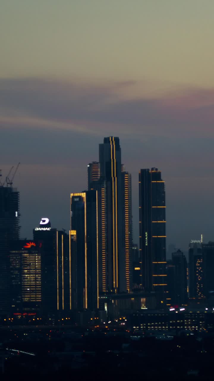 el horizonte de dubái al anochecer