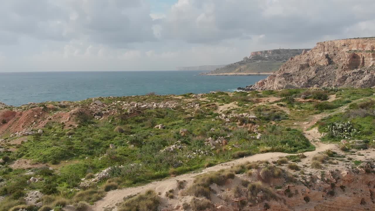 costa norte de una isla en un día nublado vista aérea parallax pan up