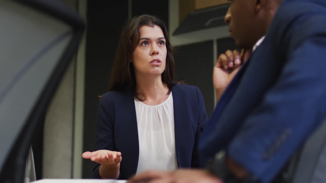 hombre de negocios diverso y mujer de negocios discutiendo en una oficina moderna