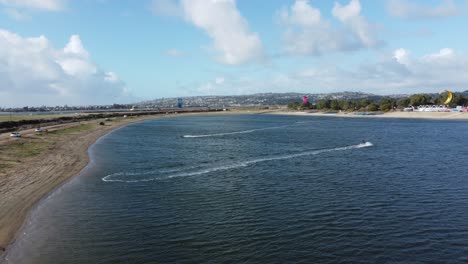 Menschen-Kitesurfen-Im-Fiesta-Island-Park-In-San-Diego,-Kalifornien