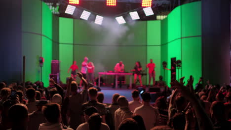 multitud en un concierto de música