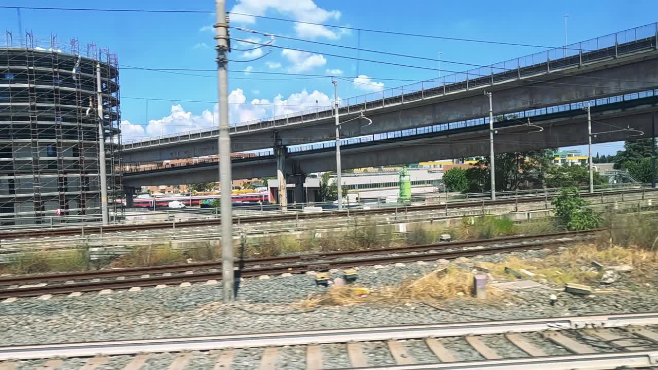 열차는 도시 풍경을 보여주는 투린을 여행합니다.