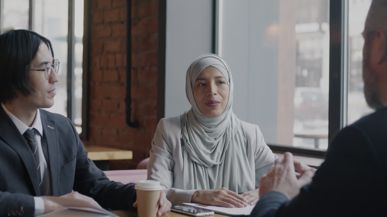 카페 에서 사업 회의