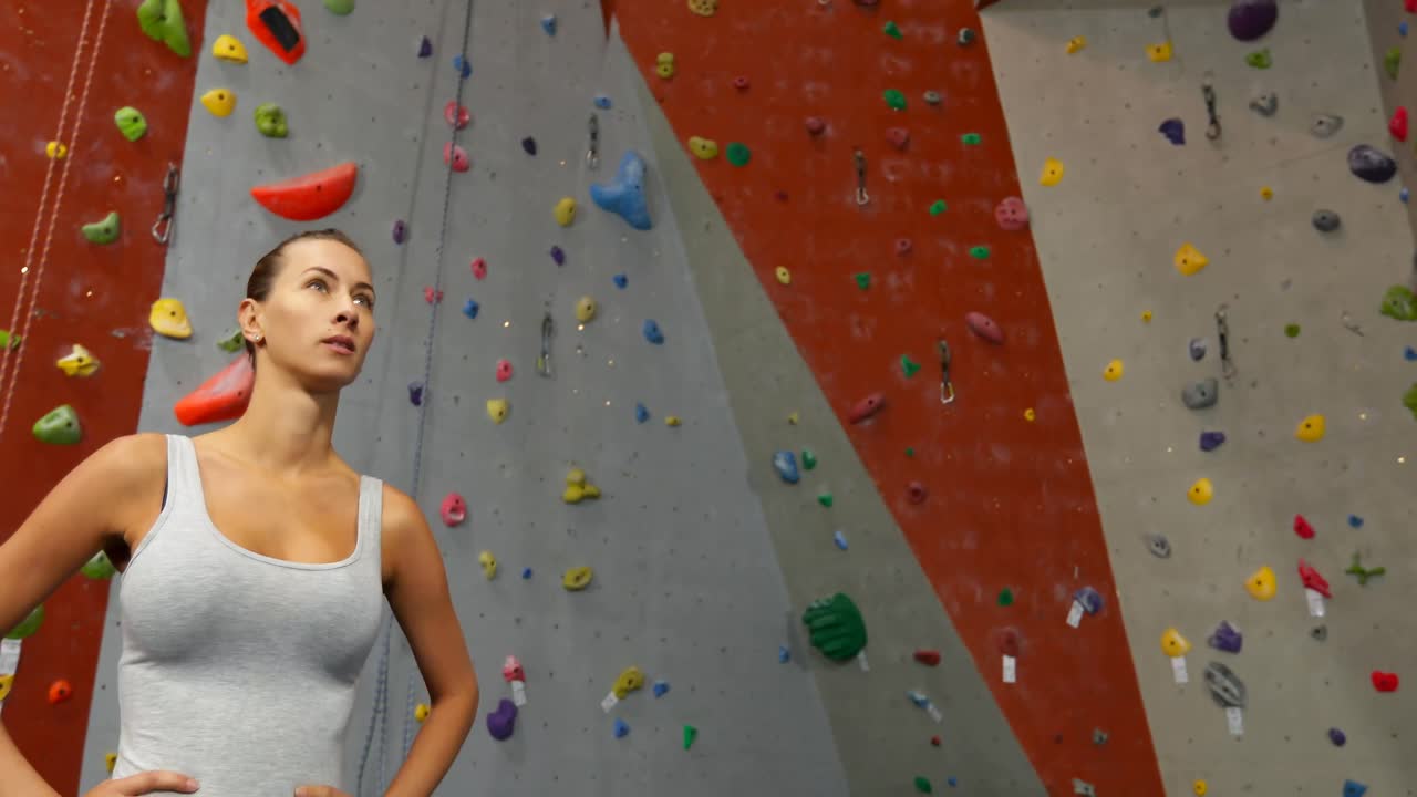 mujer de pie en el estudio de fitness 4k