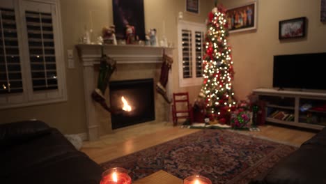 velas en la mesa auxiliar: inclínate hacia arriba para revelar un árbol de navidad junto a la chimenea