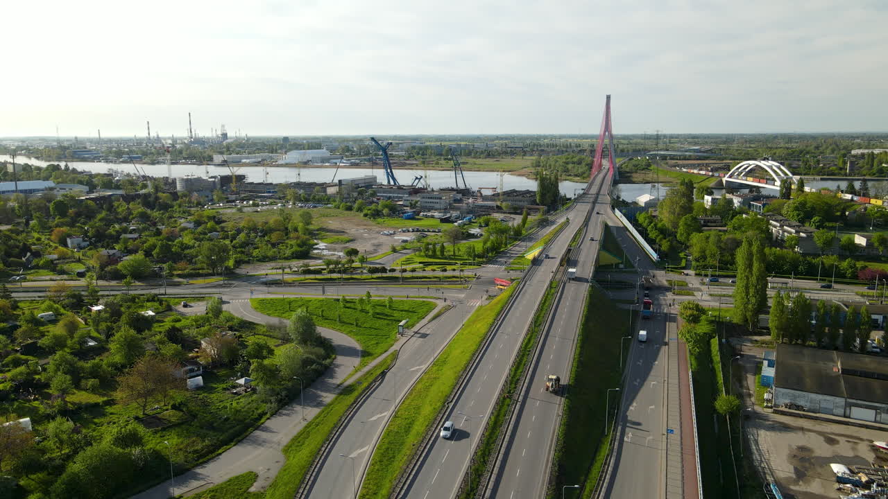 сложная транспортная развязка в районе моста иоанна павла ii через реку мартва-висла днем вид с воздуха