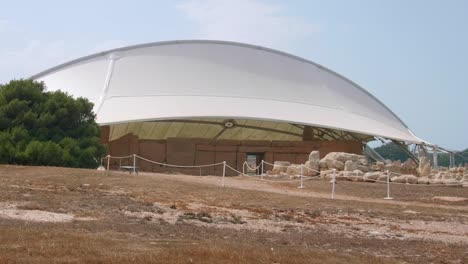 enorme carpa protectora en el complejo de templos megalíticos de hagar qim en la isla mediterránea de malta