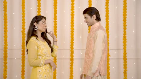 mujer india apreciando su atuendo de pareja