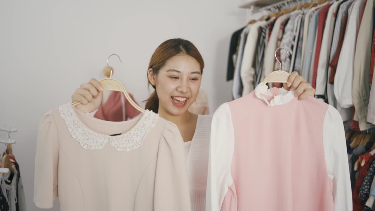 아시아 vlogger 여성 인플루언서, sme 소매점 소유자 미소 판매 쇼 라이브 판매 온라인 화면 작업 홈 스튜디오에서 아시아 사람들은 바이러스 비디오 셀피 촬영 앱을 기록합니다.