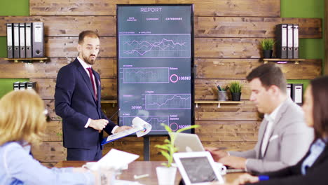 hombre de negocios teniendo una reunión con su equipo en la sala de conferencias