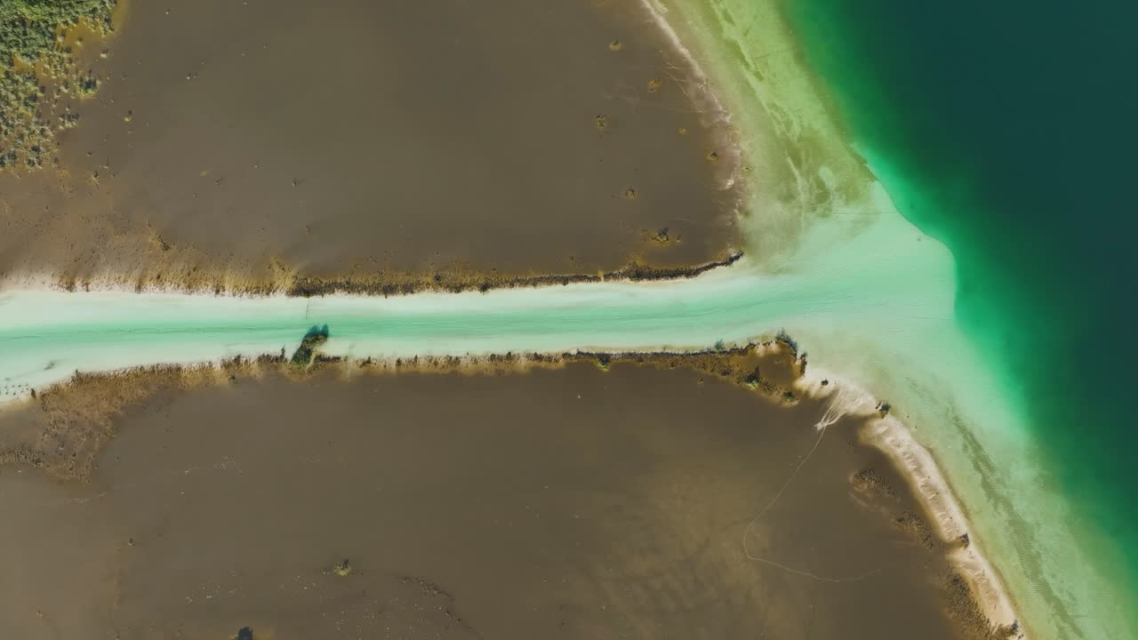 vista aérea sobre el canal de los piratas, en la laguna de bacalar, en el soleado méxico - de arriba hacia abajo, disparo de drones