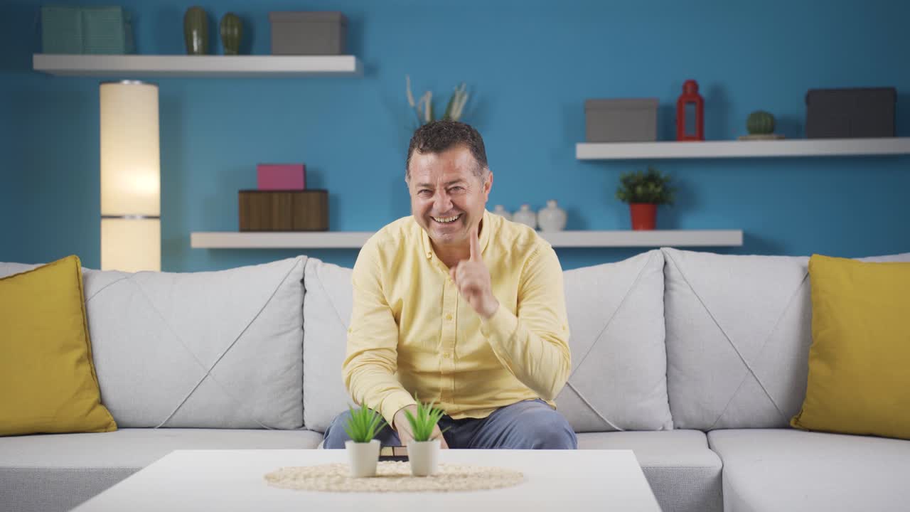 카메라를 조롱하는 재미있는 남자.