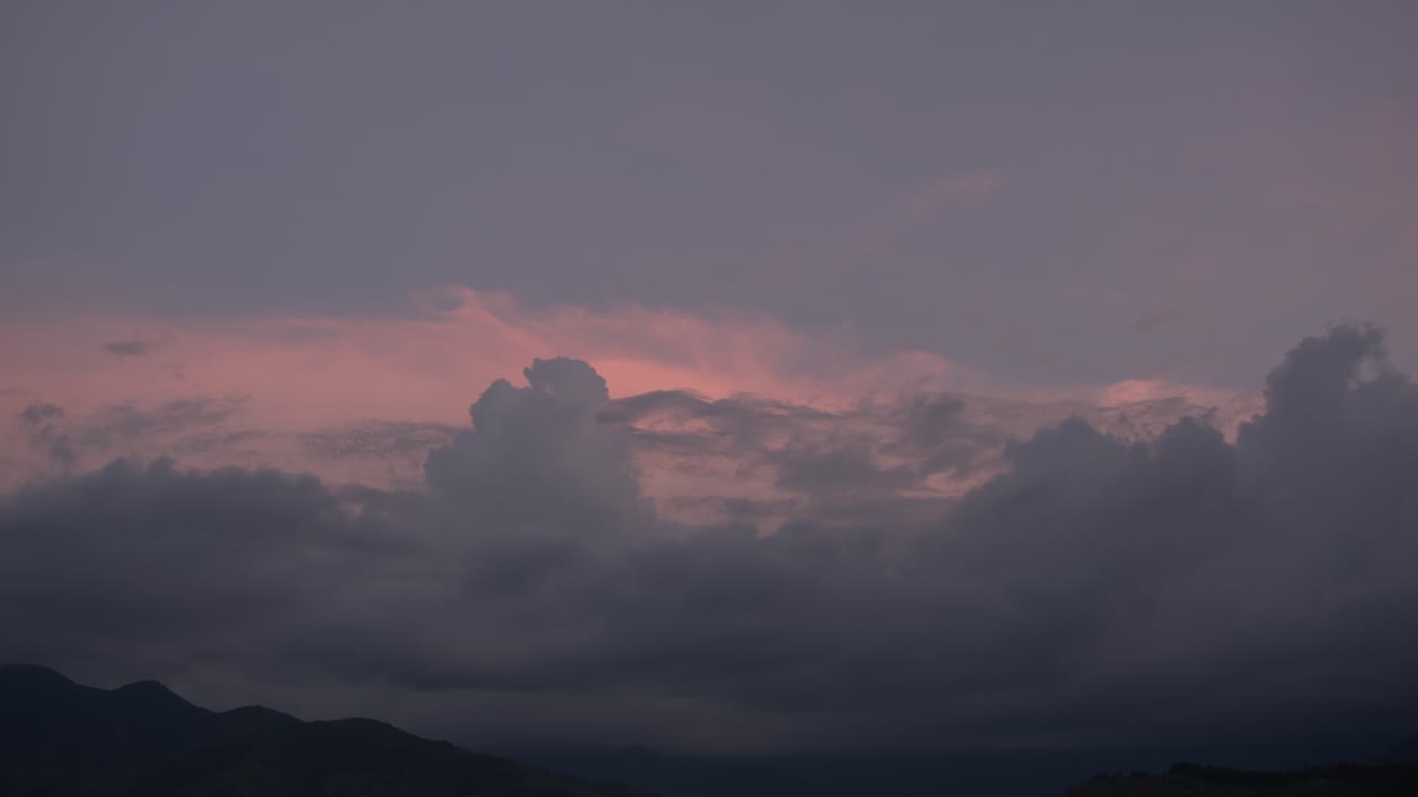 timelapse драматического заката с оранжевым розовым небом красивый закат золотое небо красивый 4k timelapse величественного восхода или заката облаков небо пейзаж удивительный красочный свет природы небо фона