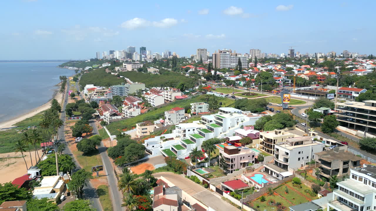 casas lujosas y elegantes en sommerschield, maputo, mozambique - toma de avión no tripulado en órbita