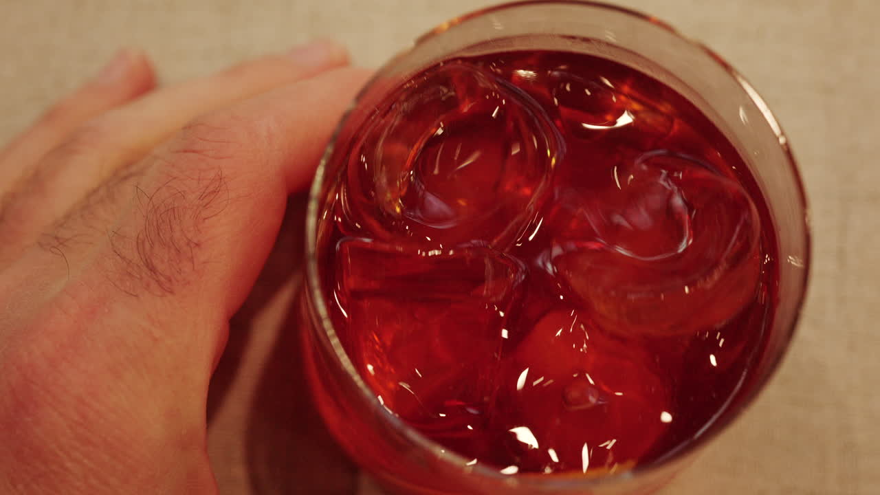 Ripresa dall'alto di un cocktail con cubetti di ghiaccio che mostra la consistenza e il colore