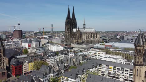 Catedral-De-Colonia,-Edificio-Del-Ayuntamiento-Y-Coloridas-Casas-Junto-Al-Río-En-Un-Paisaje-Urbano-Aéreo-De-Colonia,-Alemania