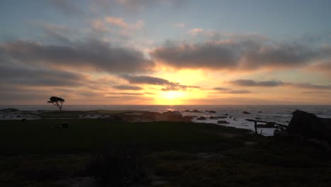 Una-Hermosa-Puesta-De-Sol-Costera-En-Pebble-Beach,-California