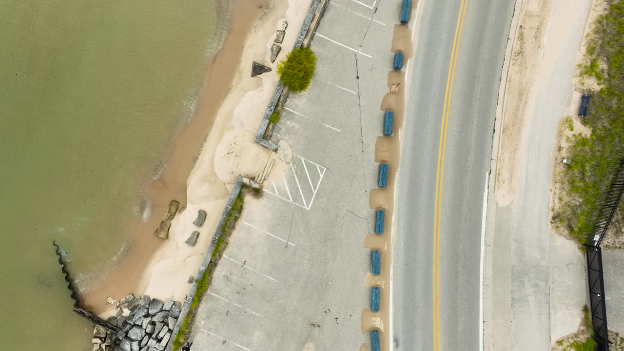 rastreando lejos de la playa reforzada a la calle cercana que protege