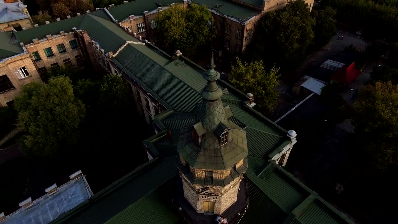 vuelo del avión no tripulado sobre los techos de la ciudad vieja