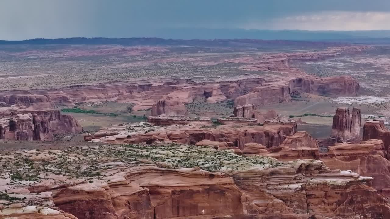Esplorando il vasto paesaggio della Moab Valley nello Utah durante il giorno
