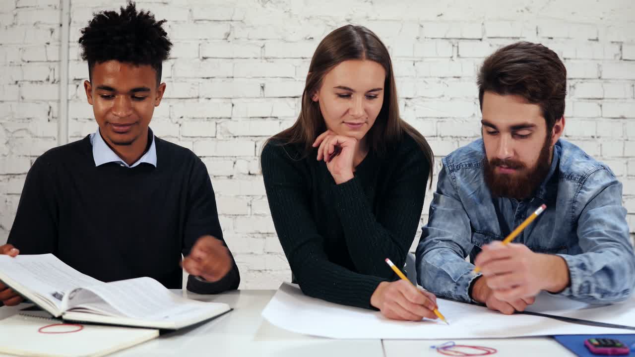 un grupo diverso de estudiantes o un equipo de jóvenes empresarios trabajando en un proyecto. un joven africano mostrando los resultados de su trabajo