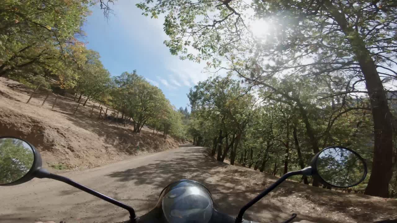 Motocicletta che percorre una strada di campagna