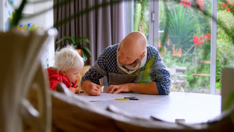 Vater-Hilft-Seiner-Tochter-Beim-Zeichnen-Zu-Hause-4k