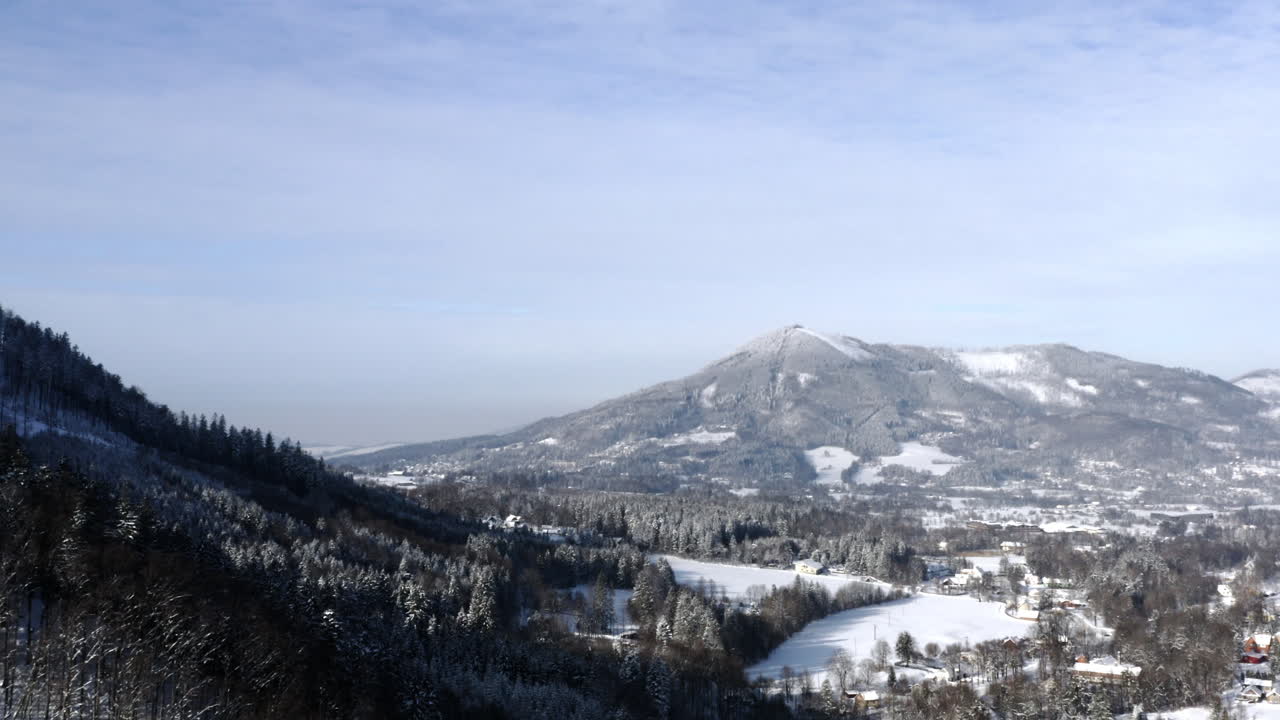 겨울의 산골짜기, 눈 덮인 봉우리와 숲, 맑은 하늘, 체코
