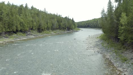 Drone-Viajando-Río-Arriba-Sobre-El-Río-Salmón