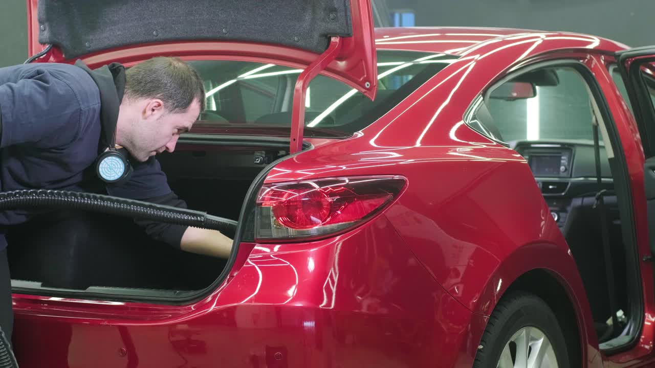 전문적인 자동차 청소. 샤워. 인테리어 세부 사항. 자동차 인테리어를 건조 청소 및 세부 사항; 깊은 좌석 청소; 자동차 세탁에서 거품을 는; 먼지에서 자동차 패널을 청소하는; 진공청소기