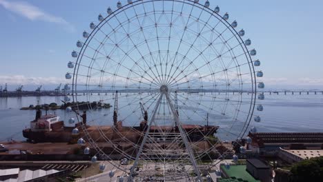 río de janeiro, brasil. el distrito del centro de río de janeiro (brasil). paisaje aéreo del punto de referencia del centro de la ciudad. punto de atracción turística de río estrella. famoso puente de río niteroi en el fondo.