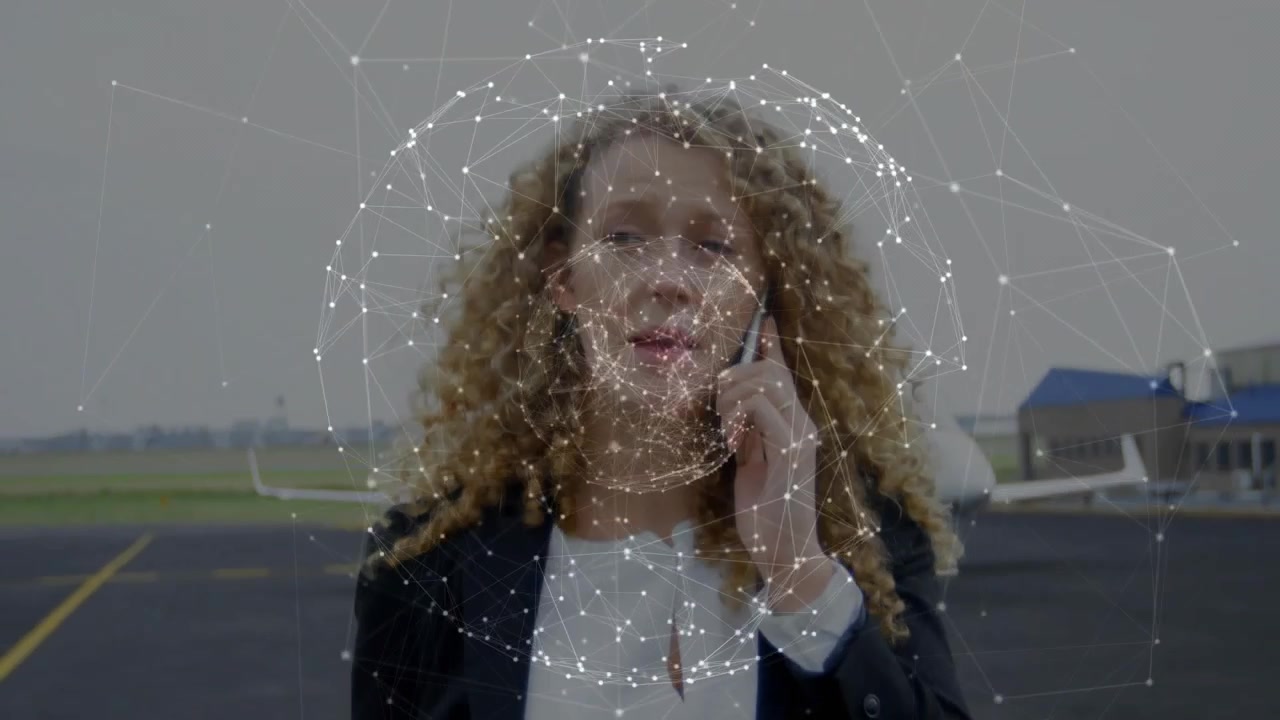 Luftfartsleder besvarer telefon på landingsbane ved jetfly, netværksoverlejring roterer over ansigt, arrangerer flyrejse.